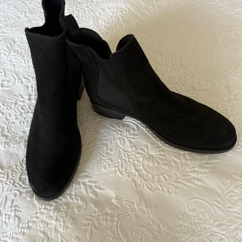 La CANADIENNE Black Suede Ankle Booties size 8.5